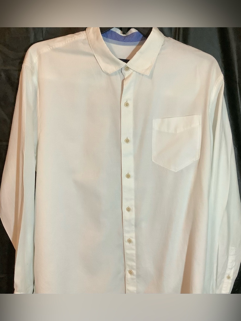 Tommy Bahama men’s white button-down shirt, blue collar, trim, extra XLTG.